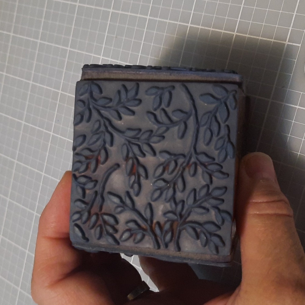 Foliate Texture Cube Rubber Stamp - Picture 5 of 5